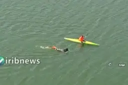 رکوردشکنی شناگر اهل مهاباد  با دست و پای بسته به یاد غواصان شهید + ویدئو