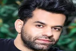 استایل خاص “رضا بهرام” در خودرو لاکچری اش