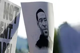 فلوید فاقد علایم کرونا بوده است.