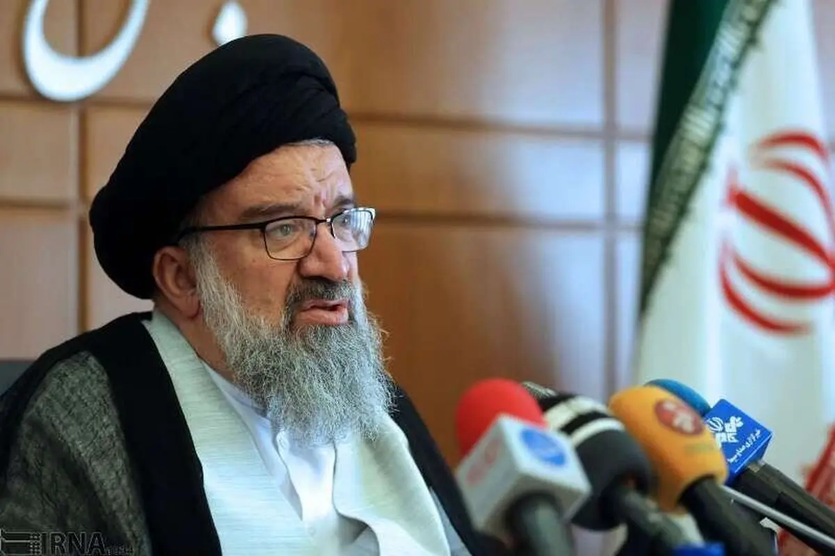 
احمد خاتمی:  کسی که قانون اساسی را قبول ندارد نامزد انتخابات نشود

