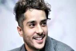 تصویری عجیب از ساعد سهیلی با عینک دودی بالای دیگ نذری !