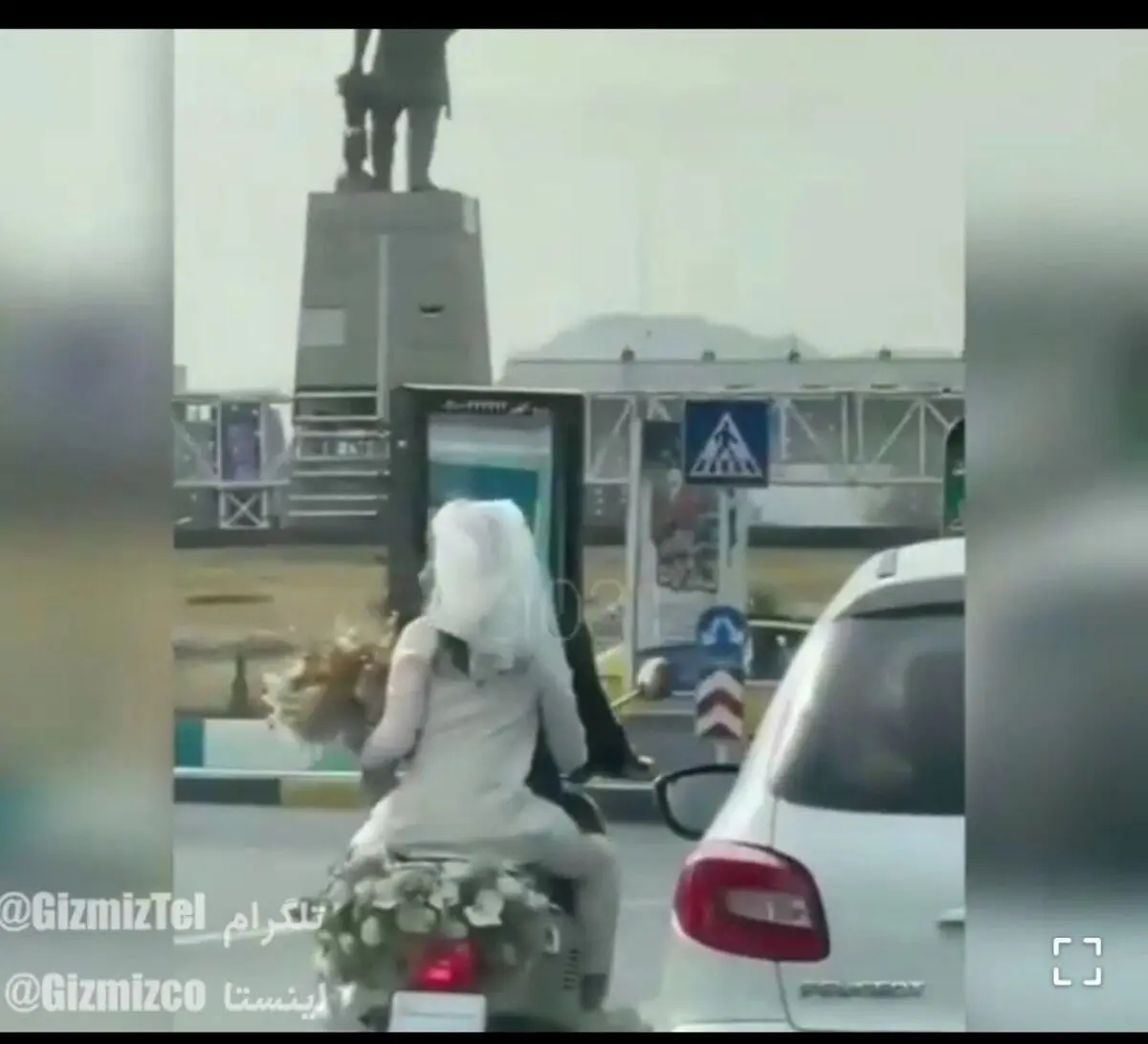 موتور عروس دیده بودید؟! | عروس و داماد سوار بر موتور گل‌زده در خیابان‌های اصفهان+ویدئو