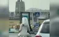 موتور عروس دیده بودید؟! | عروس و داماد سوار بر موتور گل‌زده در خیابان‌های اصفهان+ویدئو