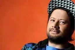 صادقی با استایل غیرمنتظره در نمایشگاه خودرو | شوخی های طلایی علی صادقی در میان خودروهای لوکس +ویدئو