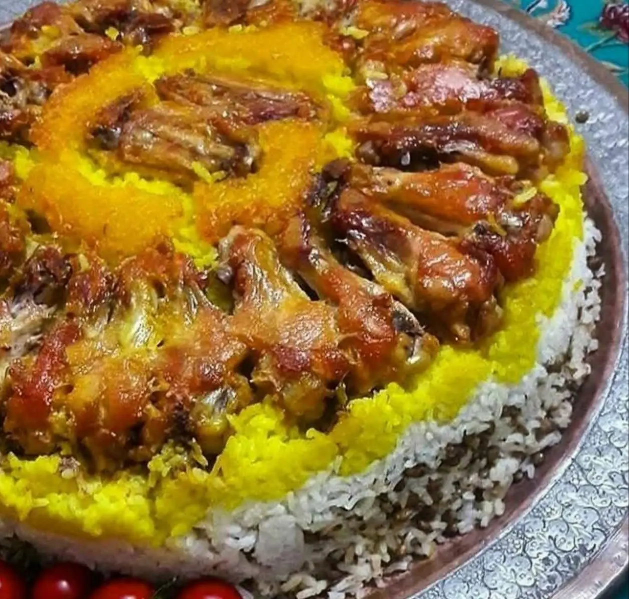 پلو مجلسی با ته‌دیگ بال‌مرغ مناسب برای مهمونی شام | سفره‌ای شاهانه با پلو ته‌انداز زعفرانی و بال‌مرغ خوش‌رنگ