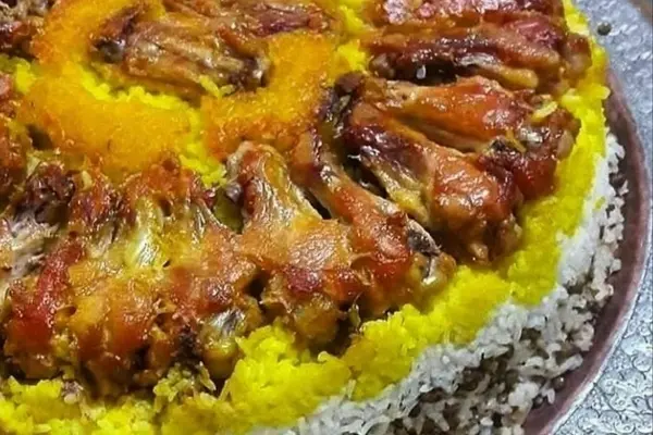 پلو مجلسی با ته‌دیگ بال‌مرغ مناسب برای مهمونی شام | سفره‌ای شاهانه با پلو ته‌انداز زعفرانی و بال‌مرغ خوش‌رنگ