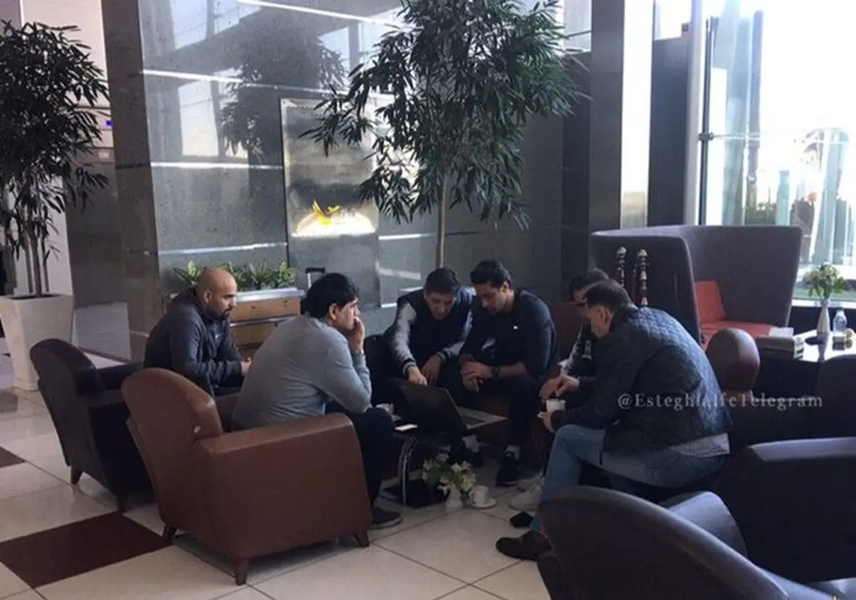 جلسه کادر فنی استقلال در فرودگاه! 