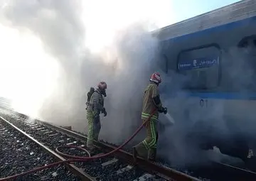 آتش سوزی قطار مسافربری در محدوده پل فردیس | اطلاعیه مهم راه‌آهن درباره آتش‌سوزی قطار هشتگرد به تهران + ویدئو