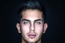 گوشواره های ارسلان قاسمی سوژه شد | عکسی منشوری از بازیگر جنجالی + عکس