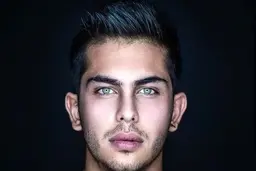 گوشواره های ارسلان قاسمی سوژه شد | عکسی منشوری از بازیگر جنجالی + عکس