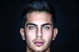 گوشواره های ارسلان قاسمی سوژه شد | عکسی منشوری از بازیگر جنجالی + عکس