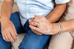 دلیل ازدواج پسران مجرد با زنان مطلقه و مسن تر چیست؟ | دلیل علاقه پسرها به ازدواج با این زنان مشخص شد!