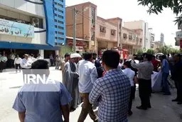 کارگران در اعتراض به تاخیر در پرداخت"3 ماه حقوق عقب افتاده و بیمه مقابل اداره امور آبفای آبادان تجمع  کردند.
