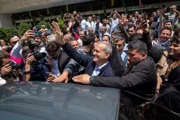 پزشکیان: مقابل تحریم، فیلترینگ و انحصار در اقتصاد دیجیتال می‌ایستم