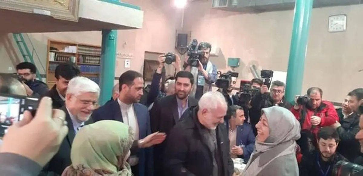 تصویری از عارف و همسرش، محسن هاشمی و ظریف در پای صندوق رأی 