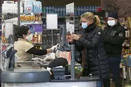 ویروس کرونا بر اثر صحبت کردن و تولید ریز ذره‌های بزاقی،منتقل می‌شود. 