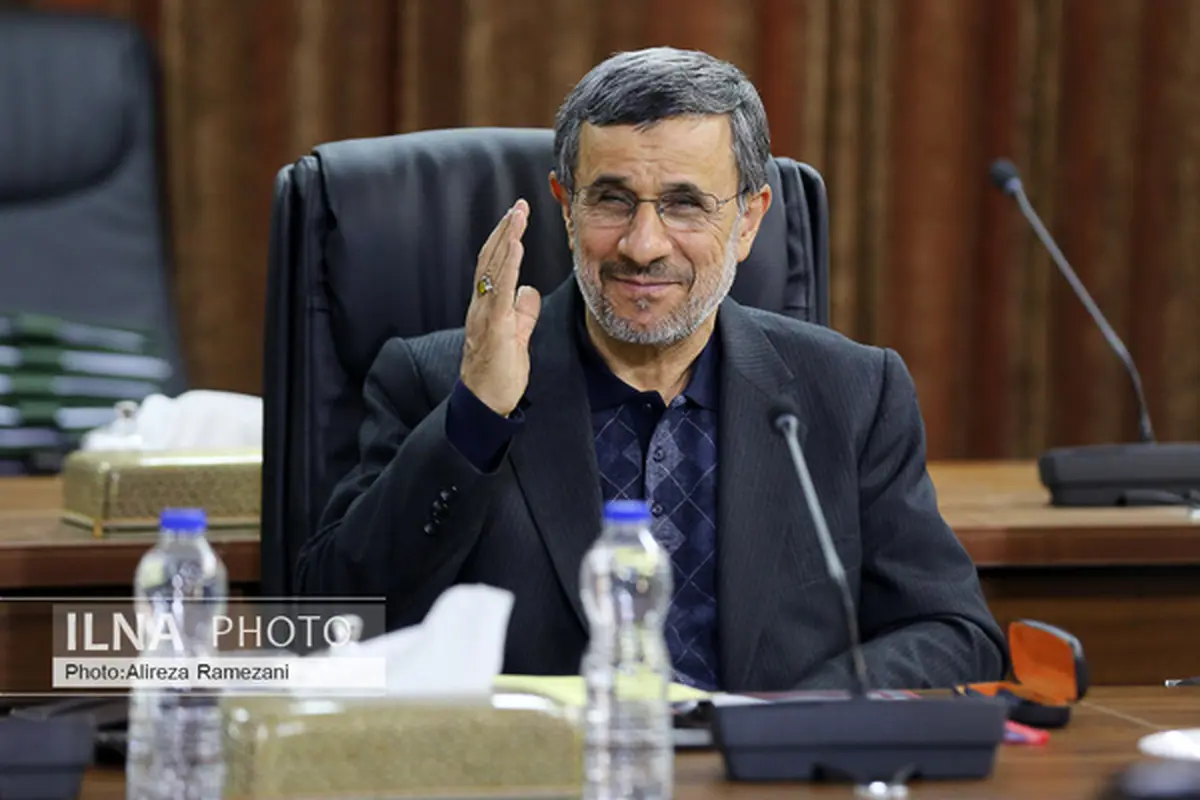 پیراهنی که به جای موزه به احمدی نژاد رسید!