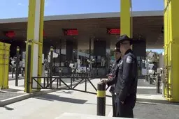 
مرز آمریکا با کانادا و مکزیک بسته شد
