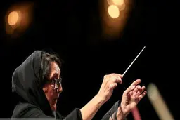 بانوی سراپا سیاه‌پوش وارد صحنه شد  | تنها زن رهبر ارکستر ایران در حضور تماشاگران +عکس