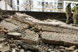 ریزش ساختمانی دیگر در کشور | این بار در کرج | فرو نشست زمین جنب سینما هجرت