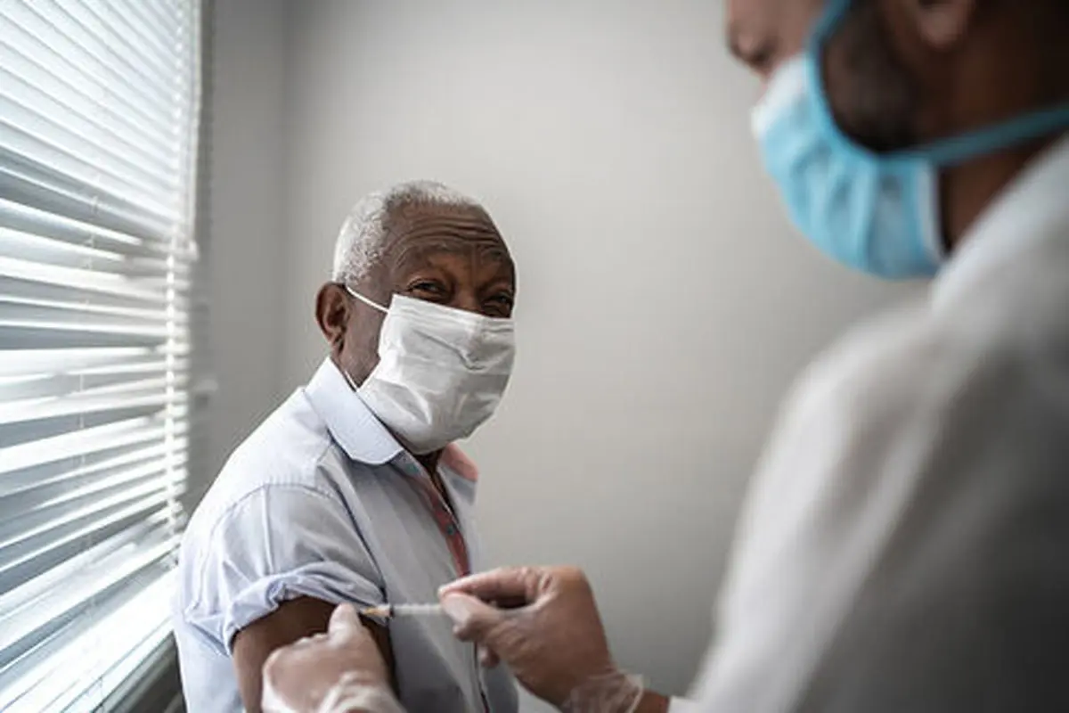  مجوز تزریق دوز چهارم واکسن کرونا به سالمندان را صادر کنید 