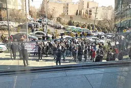 تجمع سهامداران معترض مقابل ساختمان سازمان بورس
