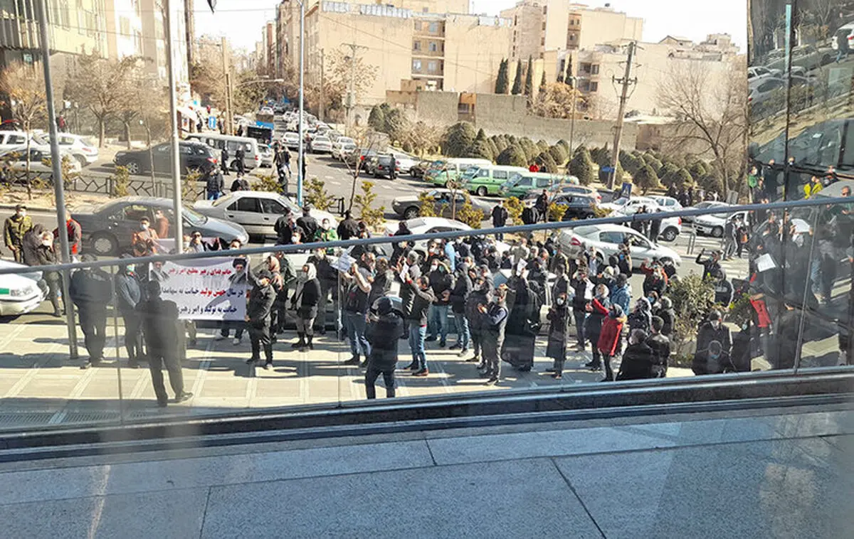تجمع سهامداران معترض مقابل ساختمان سازمان بورس