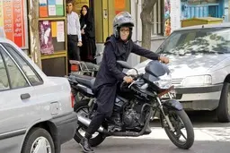 پلیس: برای صدور گواهینامه موتورسواری بانوان منع قانونی داریم | امکان اصلاح قانون وجود دارد
