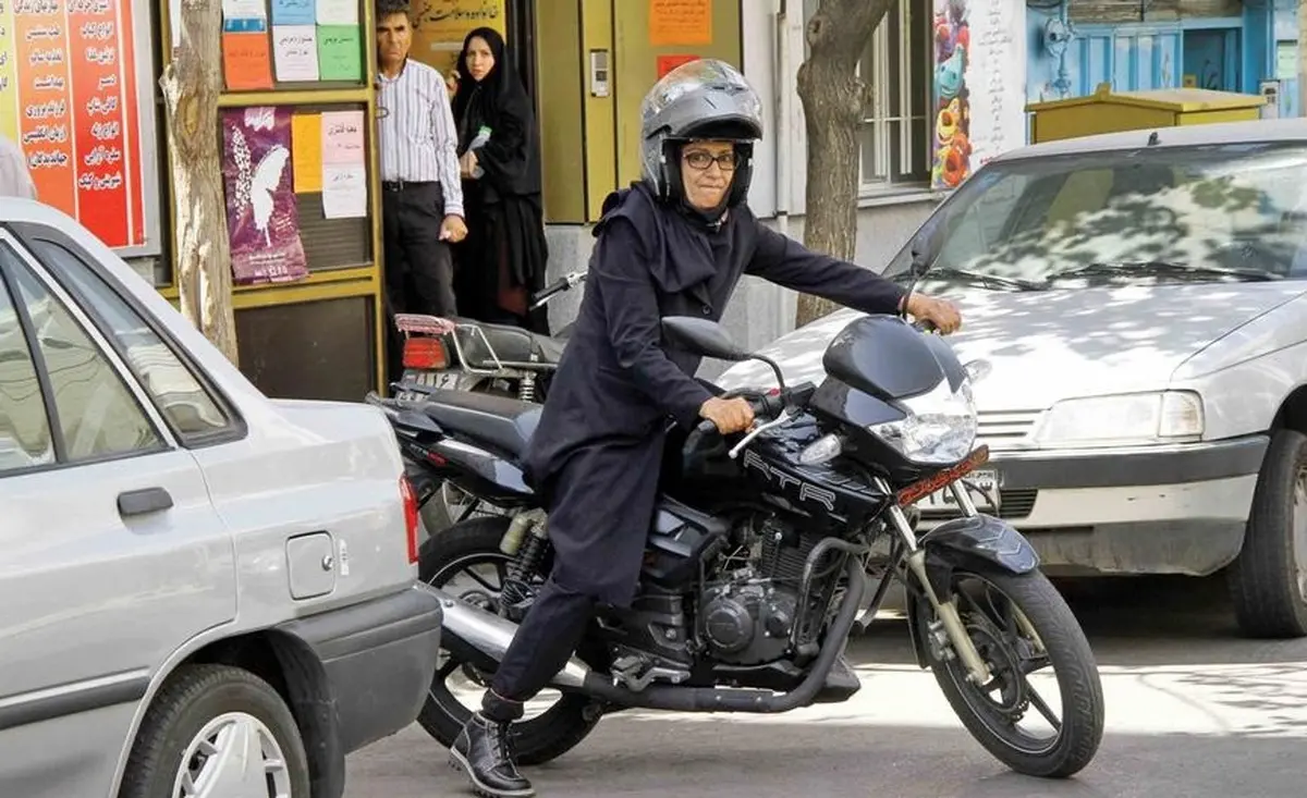 پلیس: برای صدور گواهینامه موتورسواری بانوان منع قانونی داریم | امکان اصلاح قانون وجود دارد