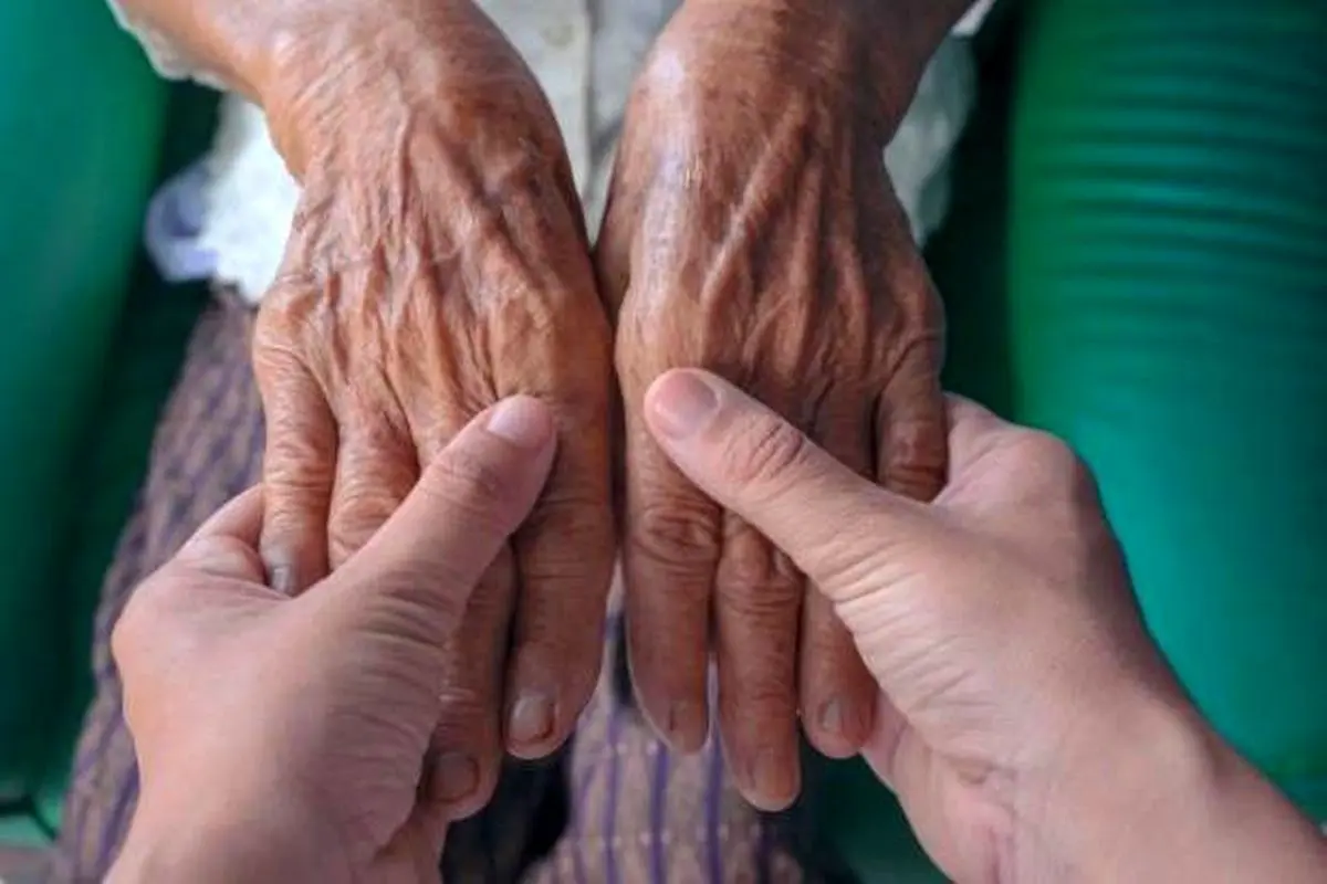 ویدئویی گریه آور از بردن یک مادر به خانه سالمندان | این ویدئو حاوی تصاویر دلخراش است +ویدئو