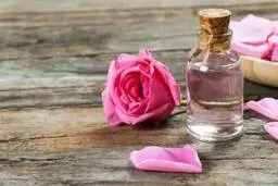 خواص بی نظیر گلاب برای پوست قبل از خواب