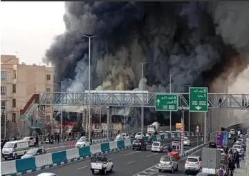 آتش‌سوزی شدید در بازارچۀ جنت‌آبادِ تهران | ملکی: آتش‌سوزی بازارچه جنت بسیار گسترده است + ویدئو