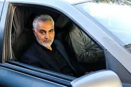 
روایت یکی از نیروهای فاطمیون از آخرین روز زندگی سردار سلیمانی: قبل از آخرین سفر، در اتاق استراحتش در دمشق، کاغذی نوشته و جلوی آینه گذاشته بود
