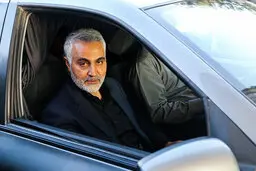 
روایت یکی از نیروهای فاطمیون از آخرین روز زندگی سردار سلیمانی: قبل از آخرین سفر، در اتاق استراحتش در دمشق، کاغذی نوشته و جلوی آینه گذاشته بود
