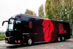 لحظه‌ی شکستن شیشه‌ی اتوبوس میلان توسط زلاتان! | حرکت پرهزینه‌ی این فوتبالیست جنجالی شد+ویدئو 