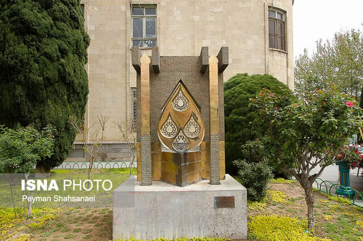 سرقت بخش میانی مجسمۀ پرویز تناولی در اصفهان