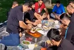 ناهار سنتی در کمپ کشتی | آزادکاران دور هم آبگوشت خوردند +ویدئو