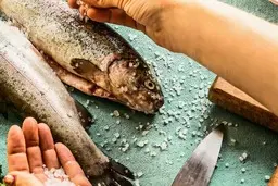 اینبار ماهی رو با این دستور پخت درست کن! | طرز تهیه ماهی نمکی +ویدئو