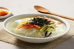 نودل متفاوت سیب‌زمینی کره‌ای و سس سویا و چیلی | یه شام خوشمزه و فوری که همه عاشقش می‌شن +ویدئو