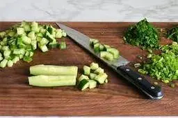 تلاش عجیب خانم بازیگر برای خرد کردن خیار، جنجالی شد!+ویدئو