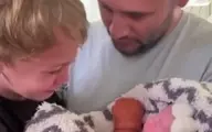 واکنش حیرت انگیز پسربچه با دیدن خواهرش برای اولین بار+ویدئو