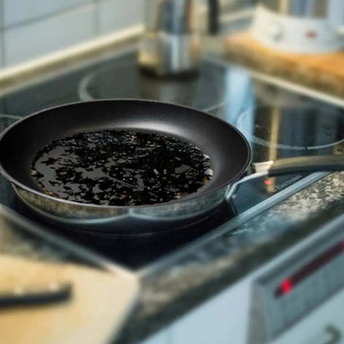 چطور غذای سوخته را از کف قابلمه یا ماهیتابه پاک کنیم؟