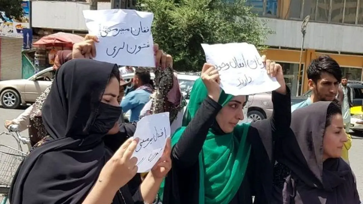 سخنگوی طالبان: زنان شاغل فعلا خانه بمانند | نیروهای امنیتی ما در مورد چگونگی صحبت با زنان آموزش ندیده اند