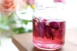 نوشیدنی گل سرخ، یک نوشیدنی خوشمزه و معطر برای تموم فصول! | طرز تهیه نوشیدنی گل سرخ +ویدئو