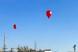 بالن های قرمز شهرداری مسبب سوختن ۶ بچه با گاز بود! | بالن ها نماد یک کارگاه عمرانی است +جزئیات