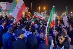 حضور گسترده مردم برای استقبال از کاروان تیم ملی | اعضای فدراسیون با اتوبوس دیگری آمدند! + ویدئو و عکس