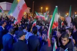 حضور گسترده مردم برای استقبال از کاروان تیم ملی | اعضای فدراسیون با اتوبوس دیگری آمدند! + ویدئو و عکس