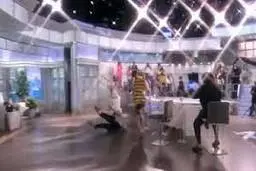 سقوط مجری از صندلی حین پخش زنده تلویزیونی+ویدئو