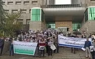 تجمع لارستانی‌ها مقابل وزارت راه و شهرسازی در اعتراض به وضعیت جاده جهرم - لار - بندرعباس