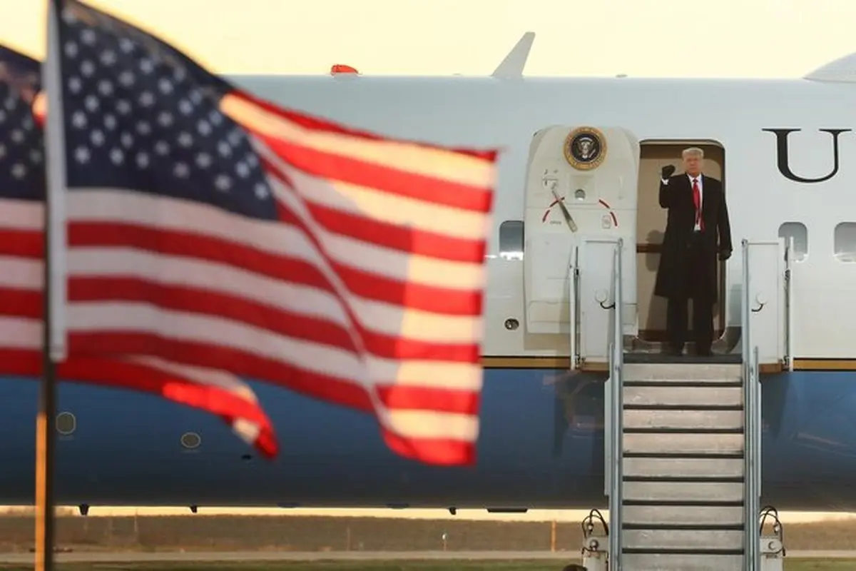 بلومبرگ: ترامپ صبح چهارشنبه با هواپیمای ویژه رئیس جمهور برای حضور در مراسم خداحافظی به فلوریدا می‌رود